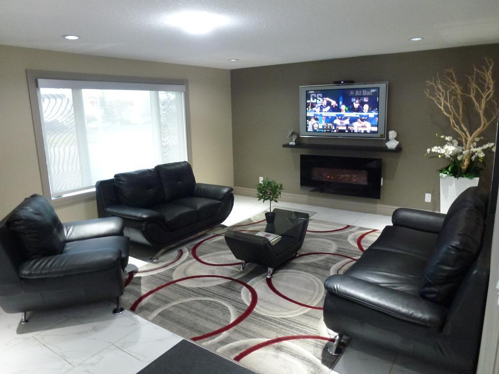 Royal Lodge Едмънтън Екстериор снимка